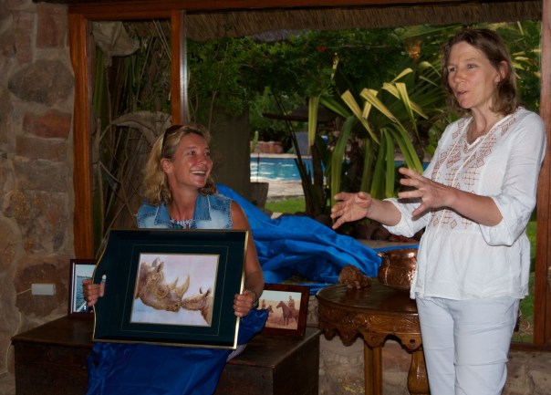 juliet-maddan-presenting-tess-baber-with-a-rhino-tray-from-twt-riders-2017